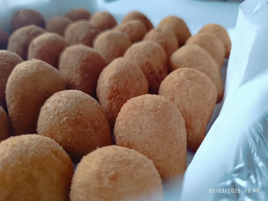 Caixa com 50 mini  salgadinhos fritoss variados