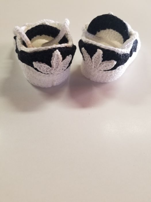 Sapato de bebé feito à mão