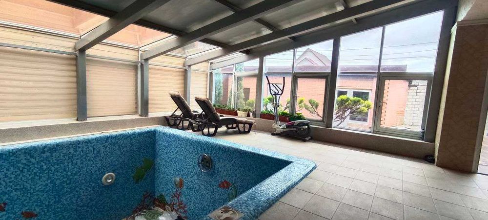 Продам будинок з басейном в місті за ціною квартири!