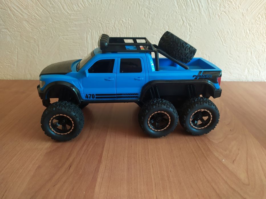 Трактор, джип, прибиральна машина