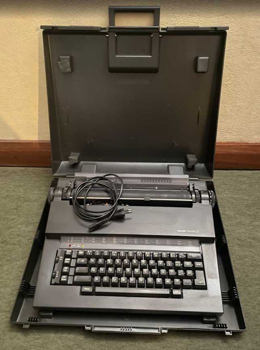 Maquina de Escrever - Olivetti Praxis 35 - case resistente incluida
