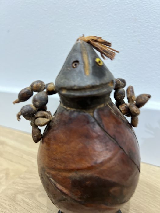Estatueta Antiga / Figura Tribal Decorativa em Cabaça e Madeira - Peça Únic