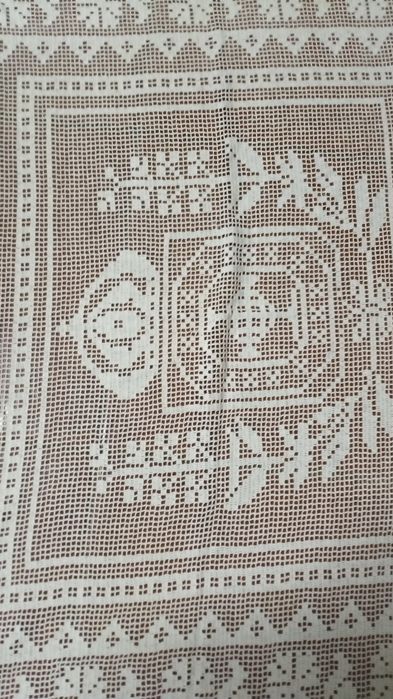 Toalha de mesa, em linha número 60, tens mais de 50 anos.