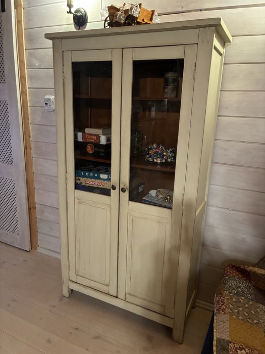 Sprzedam imponującą drewnianą witrynę postarzaną