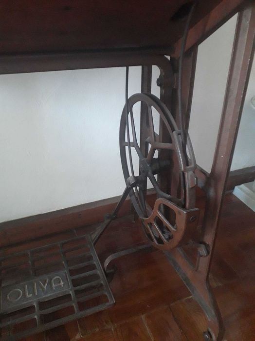 Máquina de Costura Antiga OLIVA com Móvel Original - Completa e Estimada