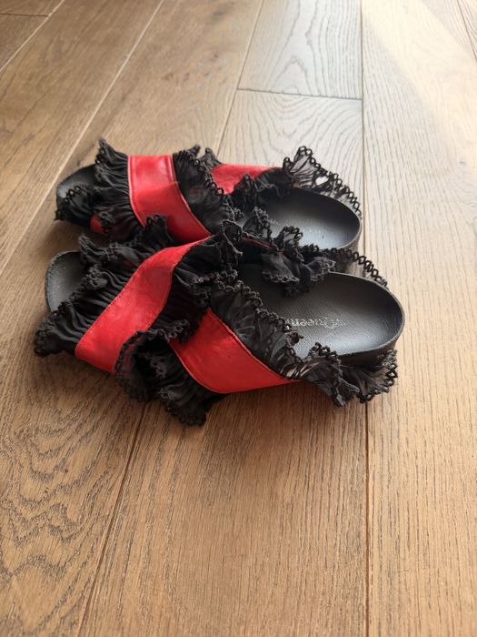 Czerwone buty z koronkową falbanką