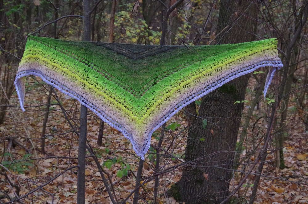 Niespotykana chusta w leśnych kolorach.