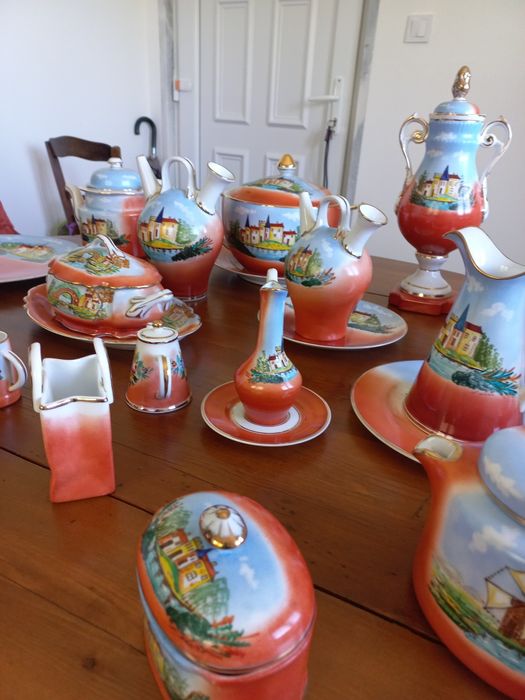 Coleção de porcelanas pintadas à mão.  Mestre de pintura VA