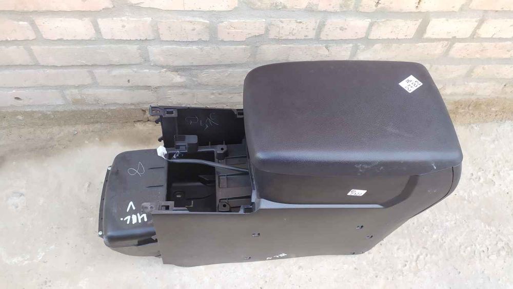 Toyota Highlander 2 07- підлокітник DS2722 5881048471B0