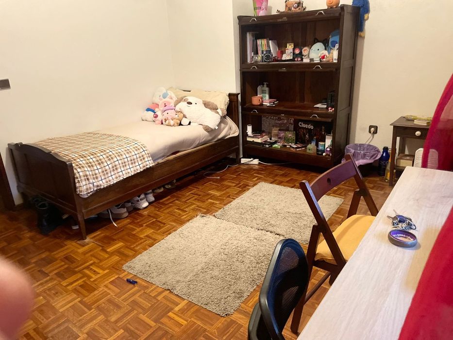 Alugo em Caldas da Rainha quarto com banho privativo perto ESAD para estudantes/professores a partir de maio