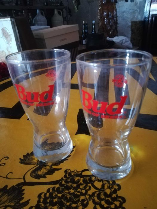 copos de diversas marcas de bebidas