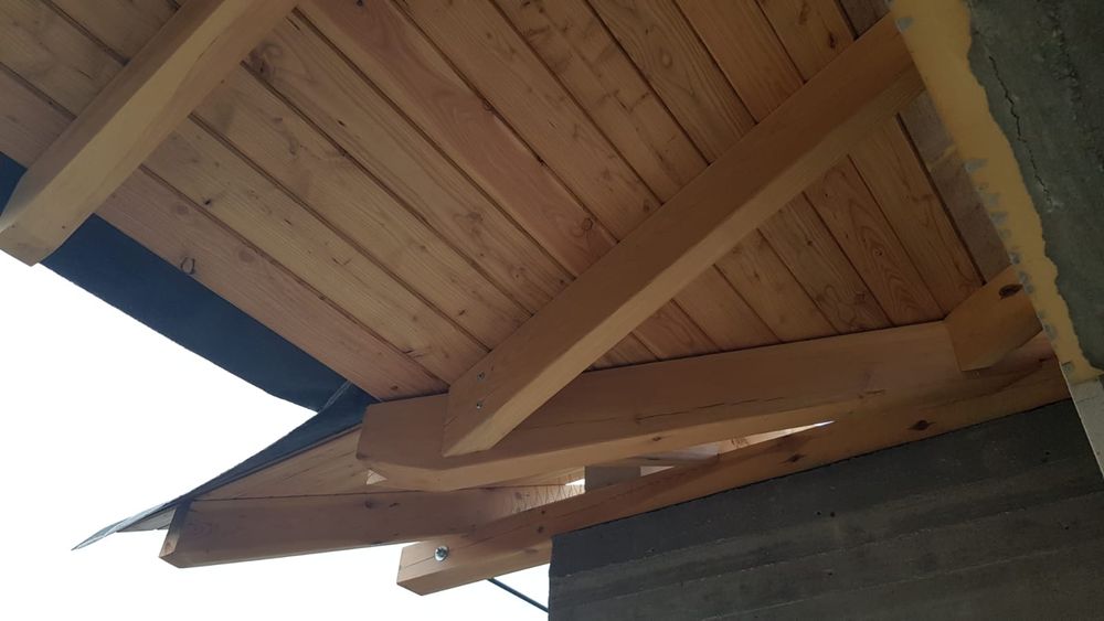 Modrzew więźba deski elewacyjne podbitka dłużyca krokwie