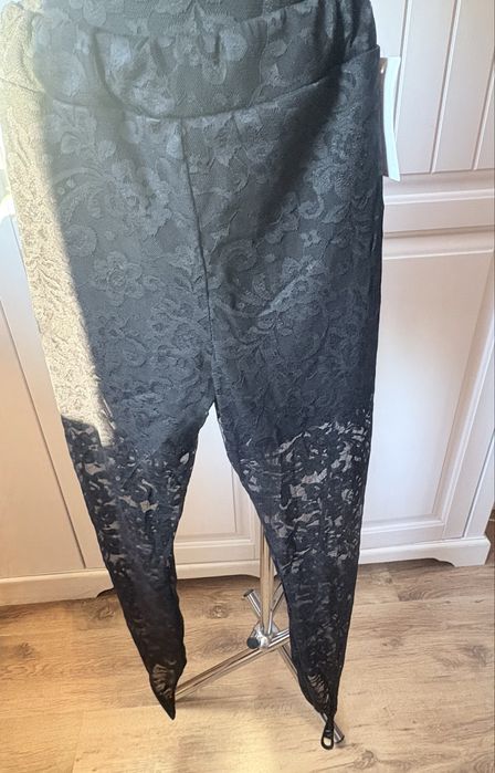 Czarne legginsy z koronki