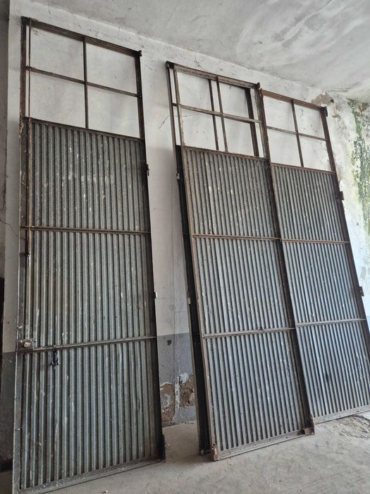 DOIS Portões em ferro e chapa