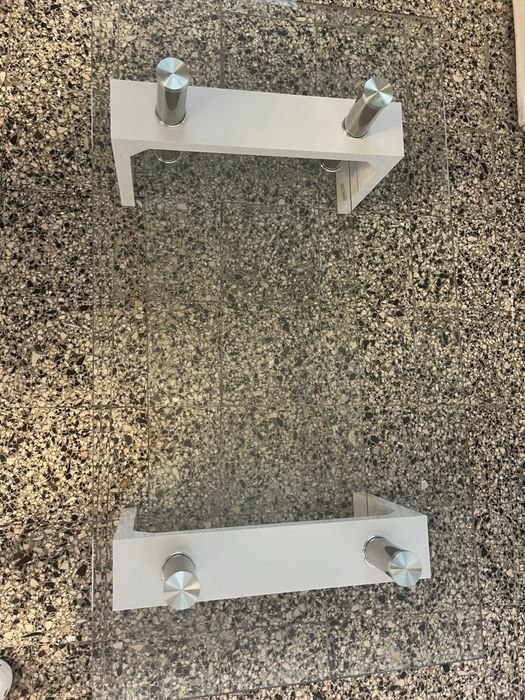 Mesa de branco e vidro