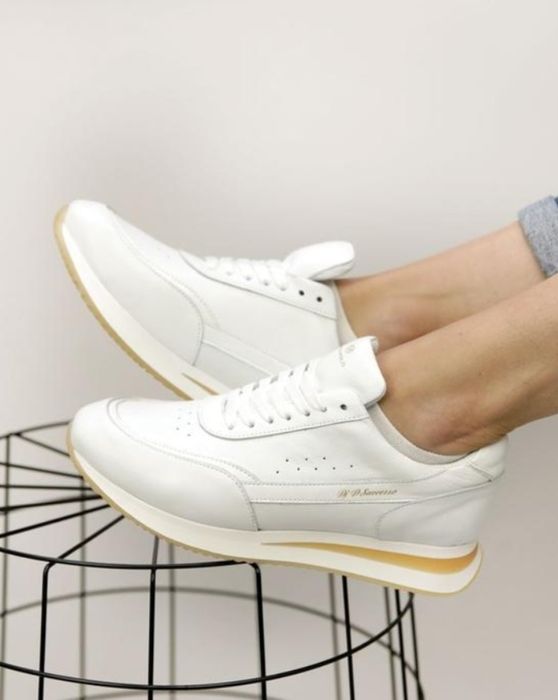 Жіноче взуття. Білі шкіряні кросівки