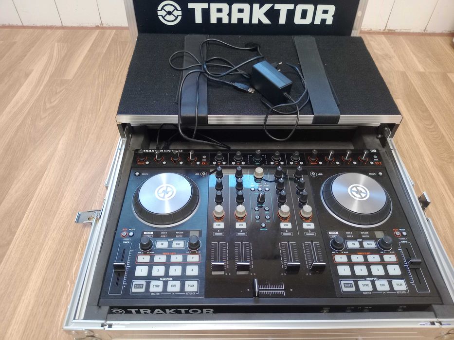 DJ Traktor S4 MK2  e  Case