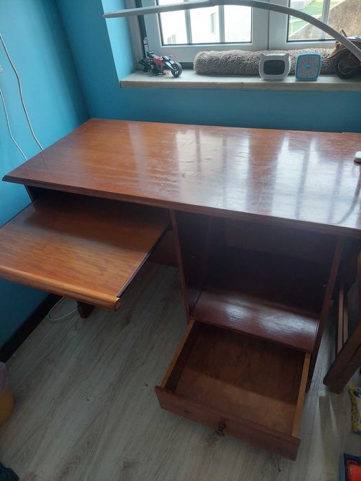 Secretária em pinho mel para quarto