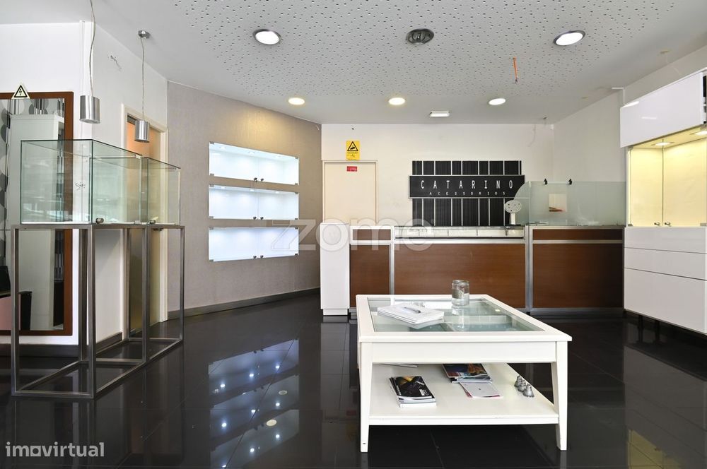 Espaço Comercial Ourivesaria com garagem e terraço no centro de Que...