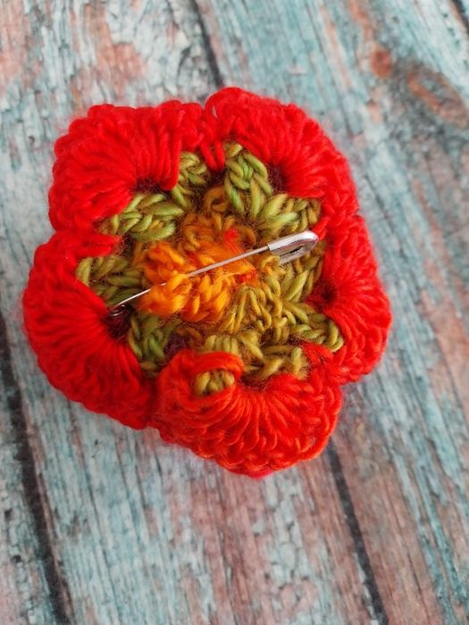Broszka róża robiona na szydełku