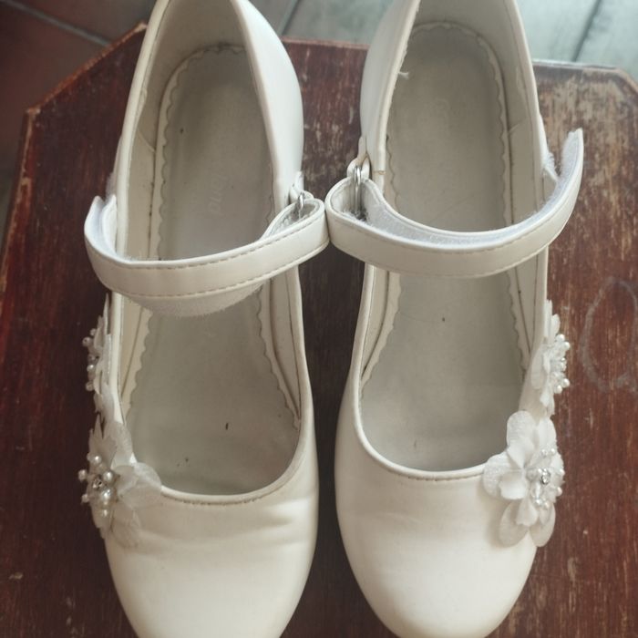 Buty białe na obcasie  komunijne w rozmiarze 34,stan bardzo dobry.