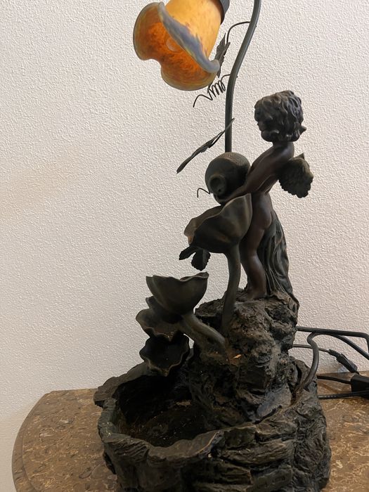 Fonte com luz e anjo