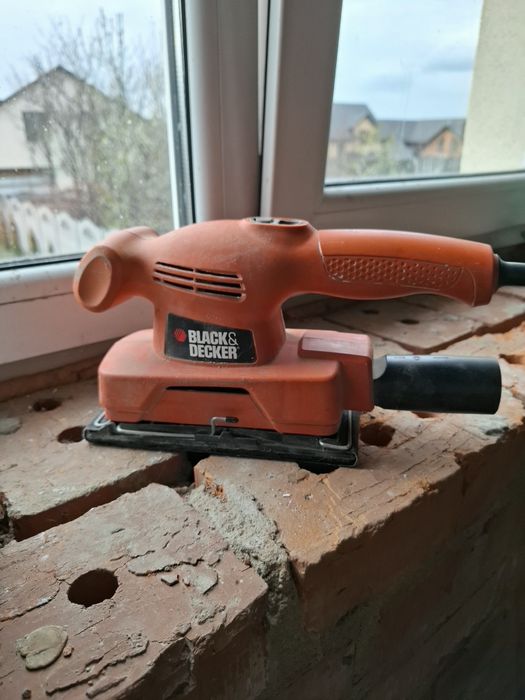 Вібраційна шліфувальна машина Black+Decker KA300