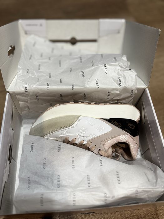 Кросівки GUESS ,оригінал