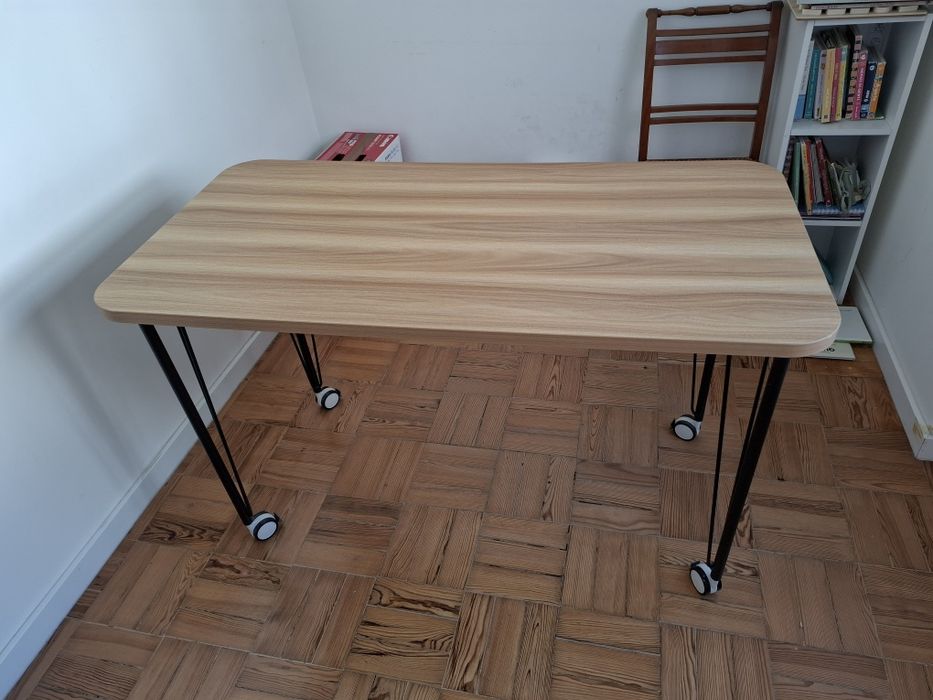 Mesa de Escritório/Computador com Rodas – 120 × 60 cm – Excelente Estado