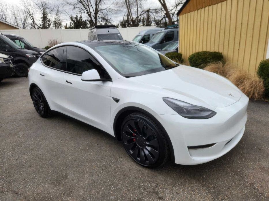 Tesla Model Y Performance      2024