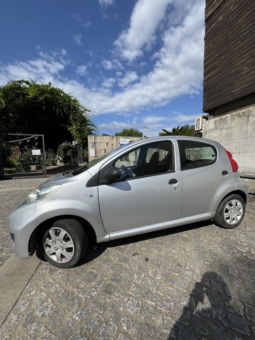 Peugeot 107 1.0 — 5 portas, económico e ideal para cidade