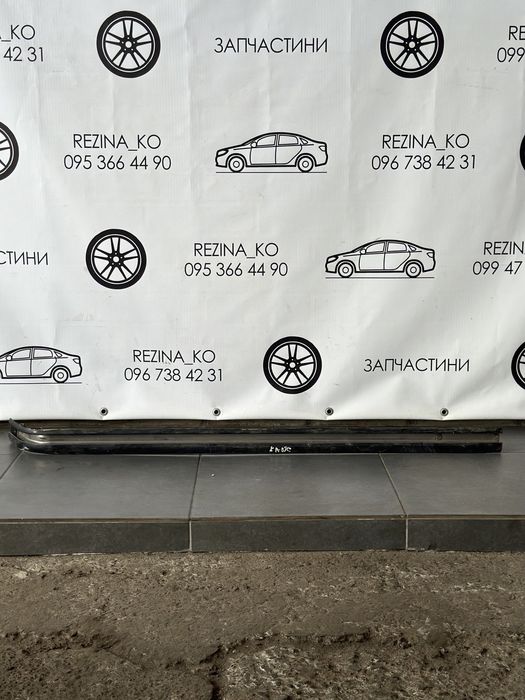 Лижа бокових дверей Toyota Hiace 1995-2006 р.