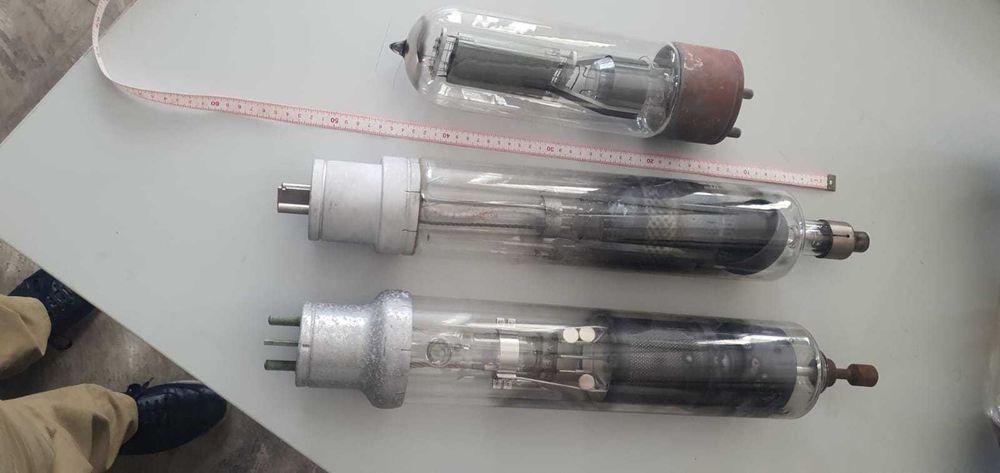 Válvulas electrónicas de potência antigas de emissores rádio