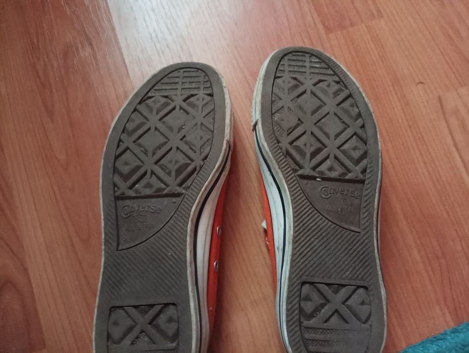 Продам оранжеві кеди Converse Chuck Taylor All-Star.
размер 39/24.5 см