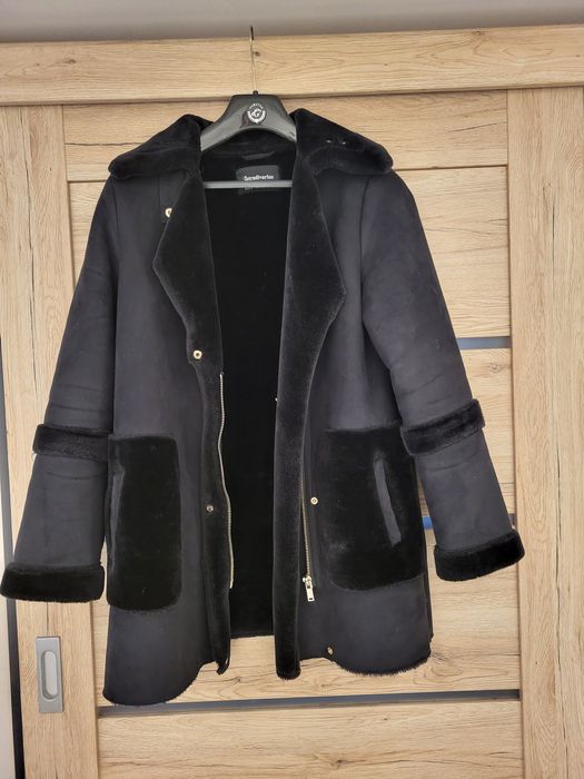 Czarny płaszcz z kożuchem