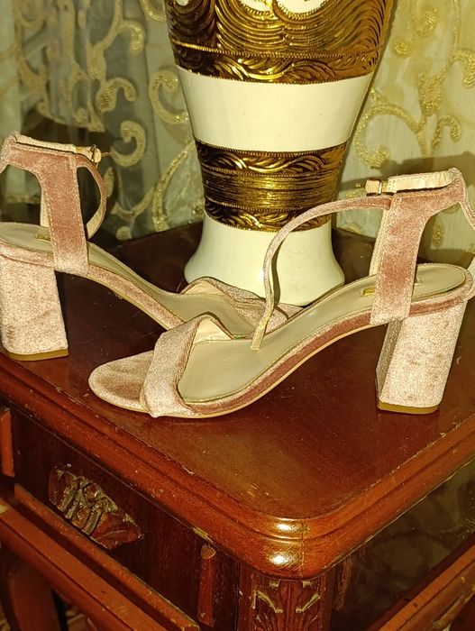 Продам босоніжки Carvela