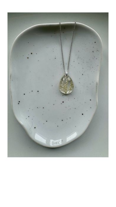 Zawieszka „brindille fleur blanche” biżuteria handmade żywica srebro