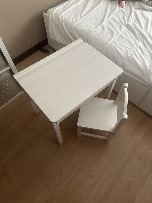 Secretaria e banco ikea de criança