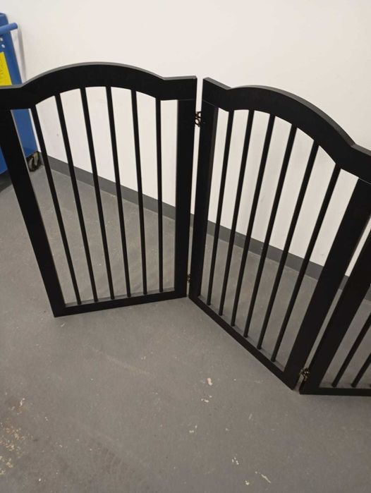 Barierka na drzwi, kominek, schody