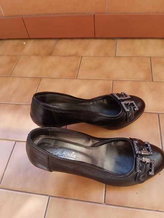 Sapatos pretos com fivela na frente - nº 38