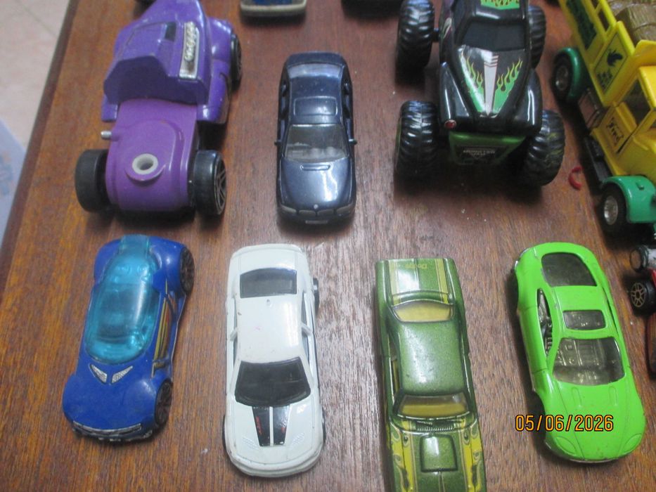 Lote de 60 carrinhos de vários tamanhos