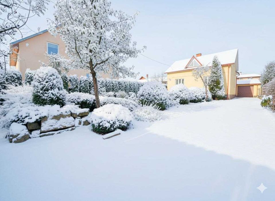 Добротний цегляний будинок з гаражем в ідеальному місці...