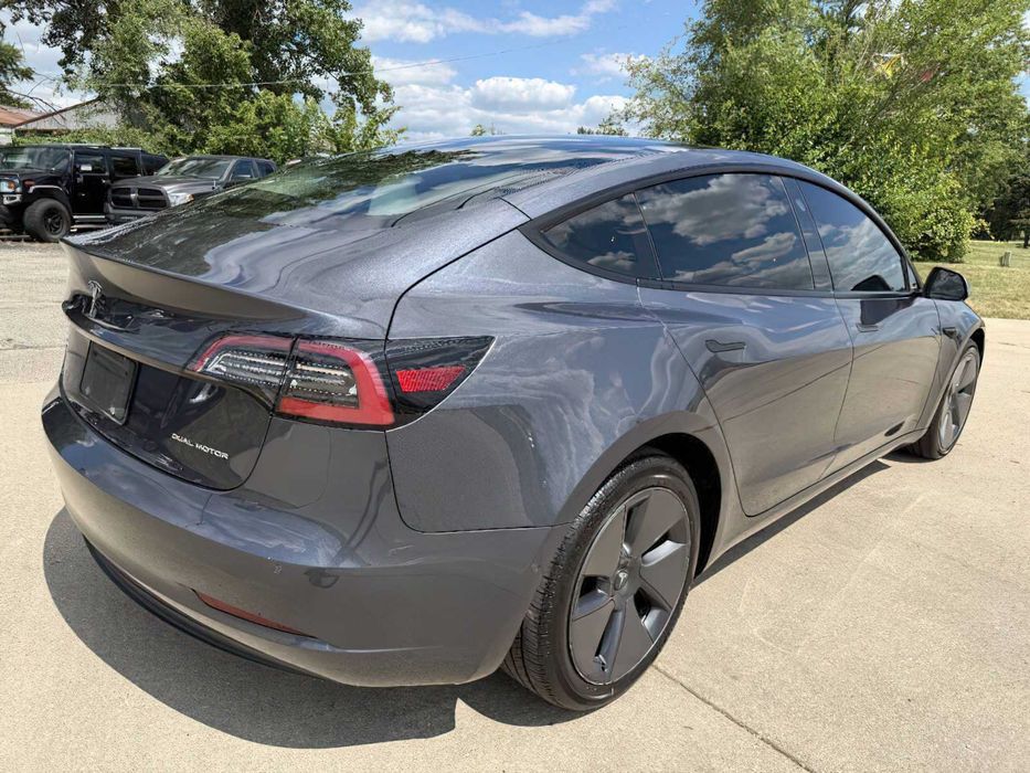 Tesla Model 3 Long Range      2022
