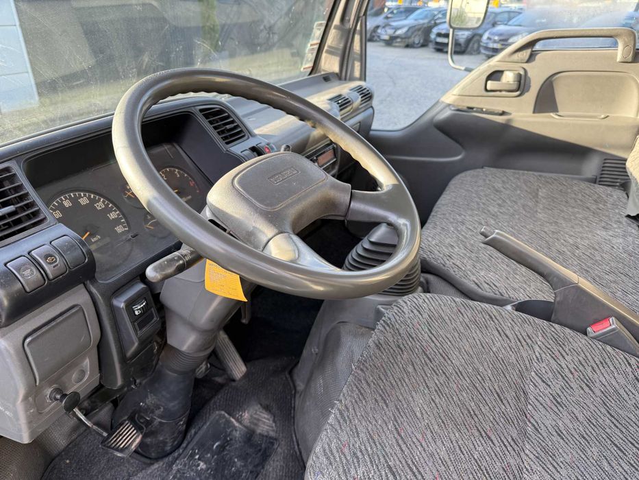 Carrinha Isuzu NKR com grua