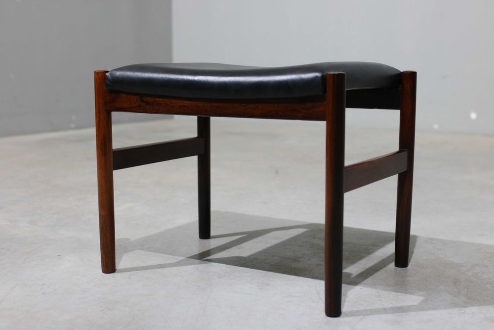 Pousa pés nórdico em pau santo e couro