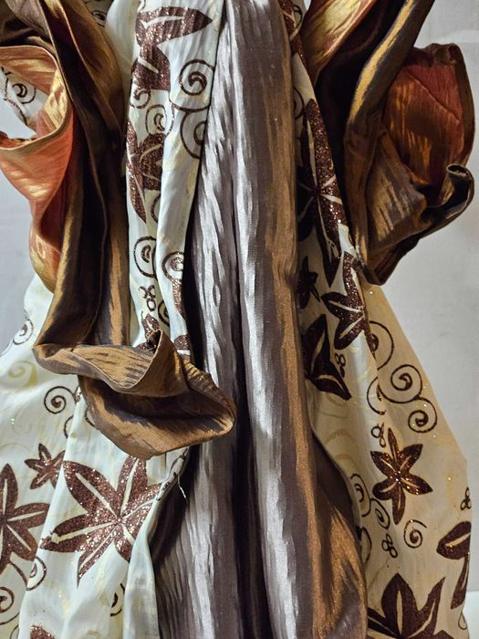 Anjo decorativo artesanal, em resina, com suporte para duas velas.