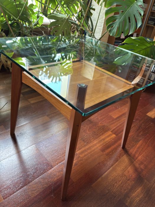 Mesa de apoio quadrada em madeira e vidro