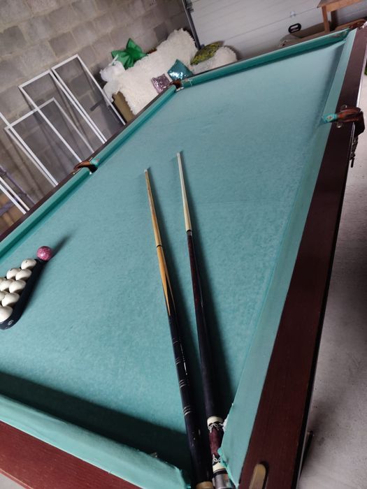 Більярдний стіл  з шарами та кіями