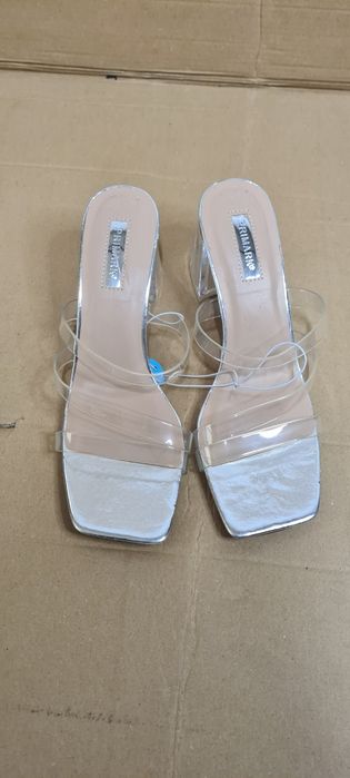 Buty klapki na obcasie