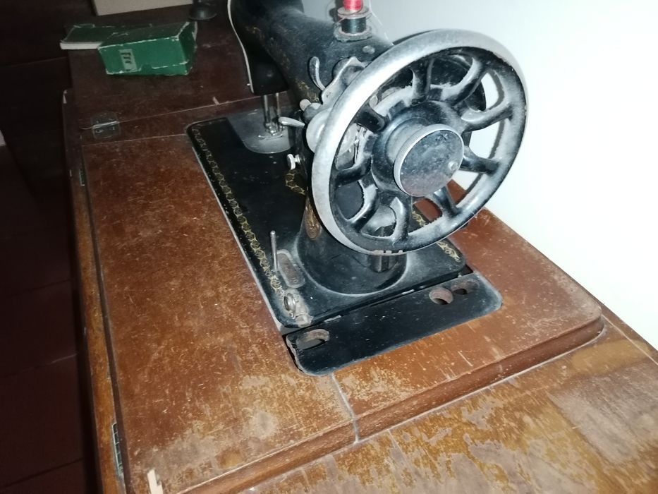 Máquina de costura Singer com manuais